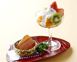 いちじくと季節の果物のヨーグルトあえ／割烹旅館　日本海