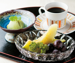抹茶アイスと季節のフルーツ添え／吉田や