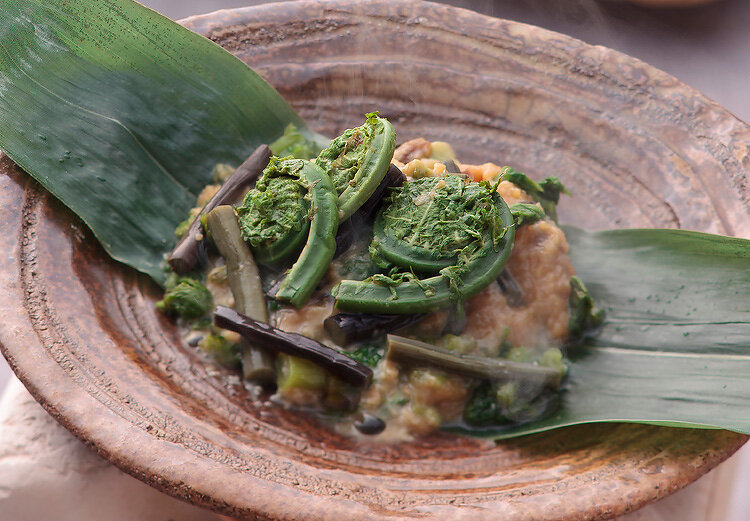 フキなどを使った「山菜朝まんま」